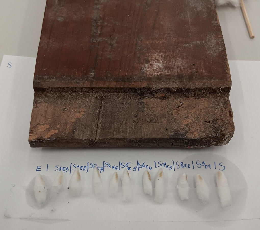 Tests comparatifs de solubilité réalisés sur une finition ancienne