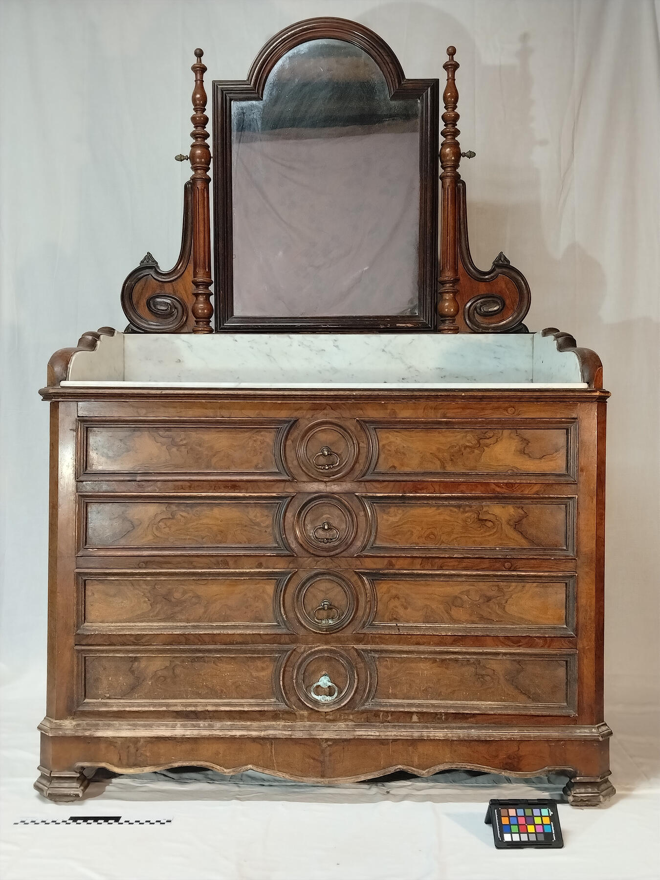 Examen et conservation-restauration d’une commode-toilette à psyché d’époque Louis-Philippe